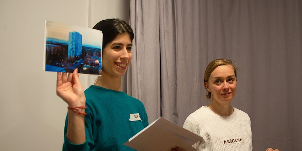 Preisverleihung BENN, Jury-Mitglied Serafina Serra (MoSt Allende-Viertel) zeigt eines der Gewinner:innen-Fotos