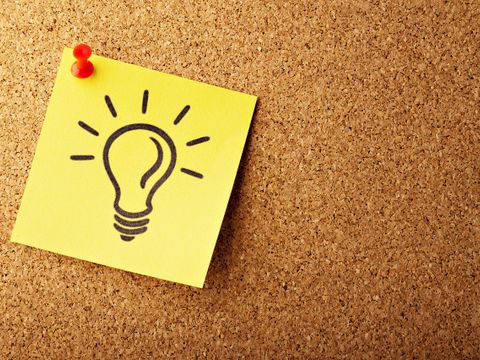 Glühbirne auf Korkwand