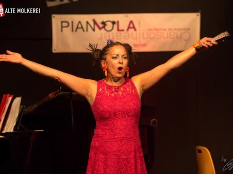 Lola Bolze auf der Bühne