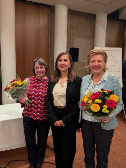 6. November 2025: Bad Godesbergs neue Bezirksbürgermeisterin Feyza Yildiz (Mitte) strahlt mit ihren Stellvertreterinnen Dr. Iris Schneider (links) und Carola Niemann (rechts) um die Wette