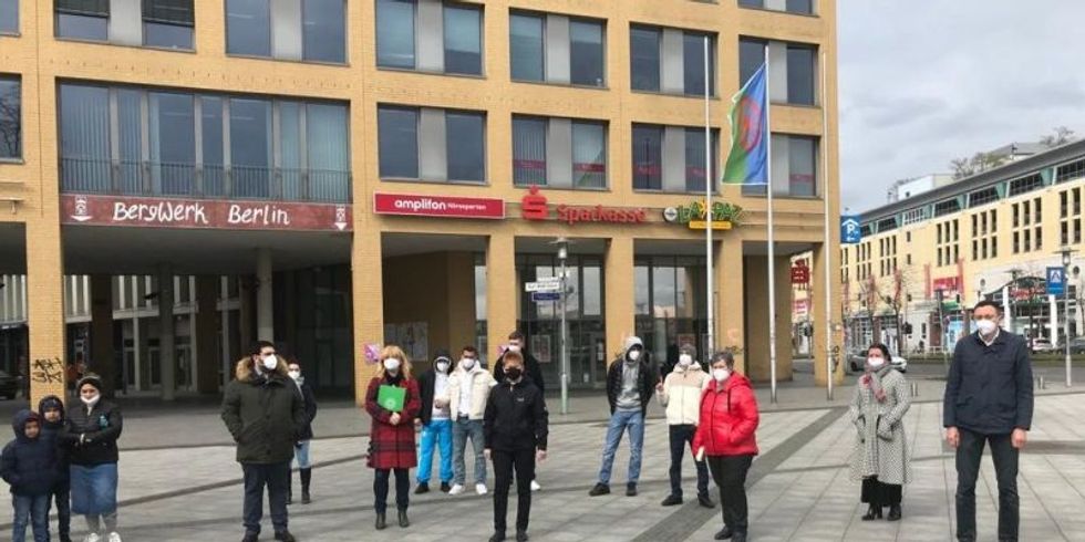 Internationaler Roma-Tag am 8. April 2021 - Fahne weht (quer)