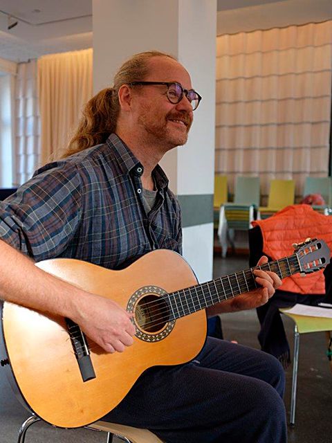 Gisbert Schürig mit Gitarre