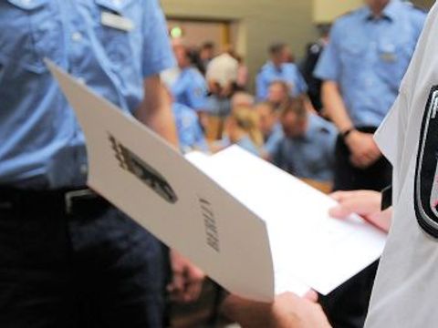Übergabe der Einstellungsurkunde