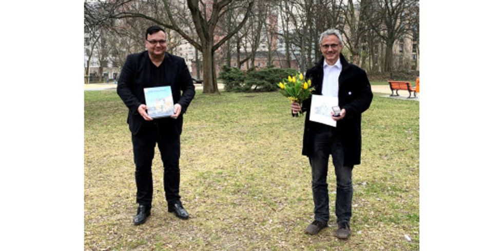 v.l.n.r. Michael Grunst (Bezirksbürgermeister) und Albrecht Trübenbacher (Preisträger des Bezirkstalers)