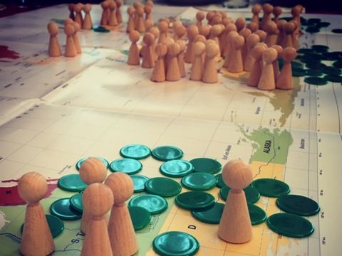 Spielfiguren und Plättchen auf Spielbrett