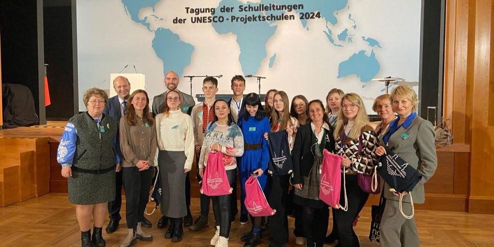 Gruppenfoto der Delegation von Lehrkräften und Schüler*innen aus dem Partnerbezirk Kyjiw-Darnyzja sowie aus den Städten Charkiw und Odessa