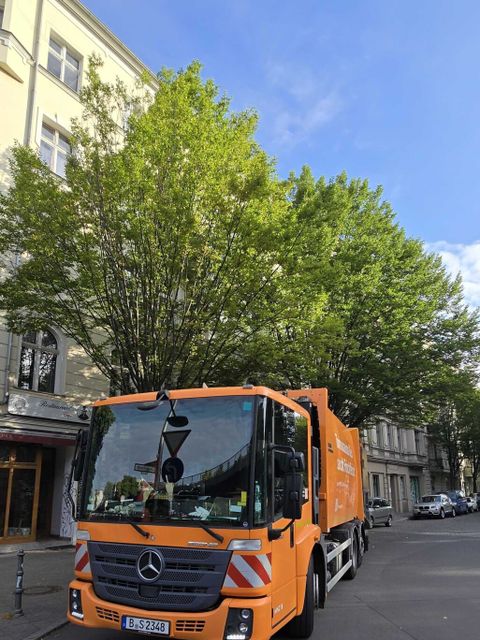 Müllfahrzeug im Einsatz in Kreuzberg
