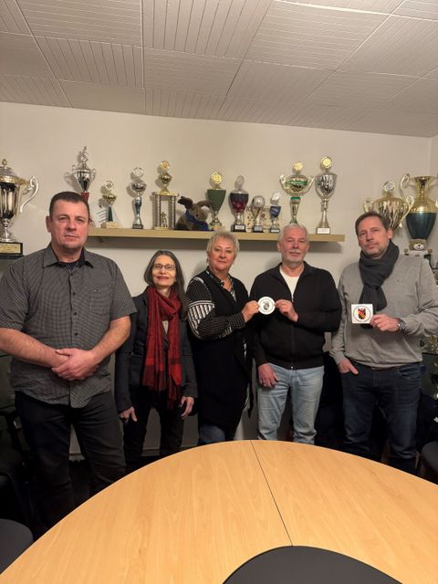 Von links: Martin Stelzer (CDU-Fraktion), Andrea Behnke (Fraktion Bündnis 90/Die Grünen), Kerstin Köppen (BVV-Vorsteherin), Andreas Hallmann (1. Vorsitzender), Kai Hertel (Jugendleiter) (Bild: Daniela Lemke)