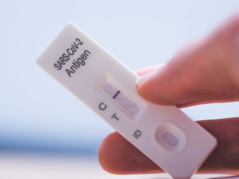 Hand hält SARS-CoV-2 Antigentest
