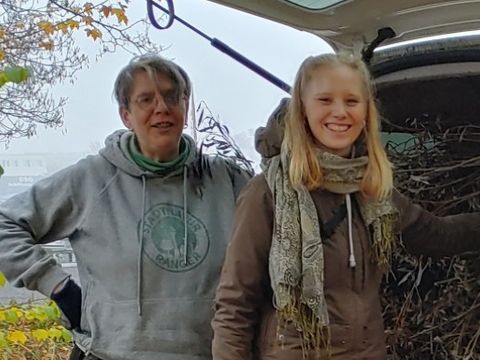 Die Stadtnaturrangerinnen Kristina Roth und Janni Kretschmer im Herbst während einer Freiwilligenaktion zugunsten des Uferschutzes auf der Halbinsel Stralau