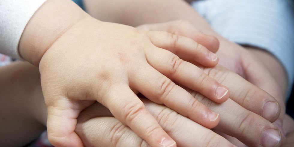 Hände einer ganzen Familie übereinander gestapelt