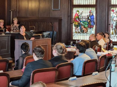 Bezirksbürgermeisterin Demirbüken-Wegner begrüßt die Auszubildenden im historischen Ratssaal. (Bild: BA Rdf)