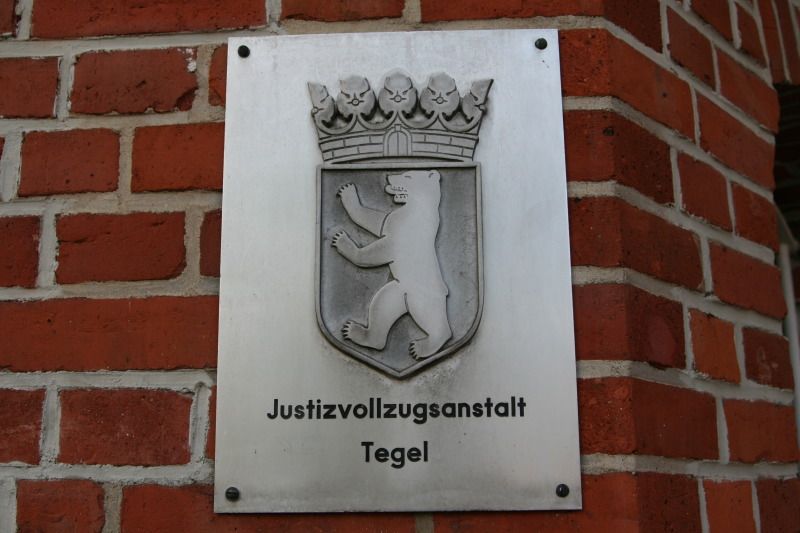 Behördenschild am Haupteingang in die JVA Tegel