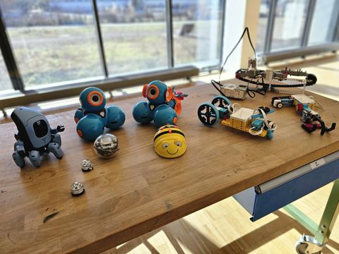 Auf einem Tisch stehen verschiedene kleine Roboter