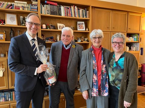 Bezirksstadtrat Carsten Spallek (l.) überreicht Michael und Gabriele Urban (2.v.r.) eine Flasche Hauptstadtsekt zur Diamantenen Hochzeit. Ute Dittmar (r.) vom Gratulationsdienst des Bezirks Mitte gratulierte ebenfalls.