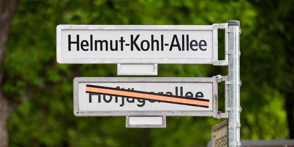 Neues Straßenschild der Helmut-Kohl-Allee