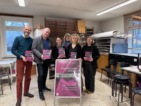 In der Bildmitte hinten: Ingrid Pfeiffer (Stiftung Deutsche Jugendmarke) und Sabine Miermeister (Jugendkunstschule der Stadt Unna), sowie (von links nach rechts) Dr. Thomas Wachtendorf, Peter Kamp, Bärbel Müller und Julia Nierstheimer (alle Bundesverband der Jugendkunstschulen und kulturpädagogischen Einrichtungen (bjke) e.V.. (Bild: Renate Gervink (bjke))