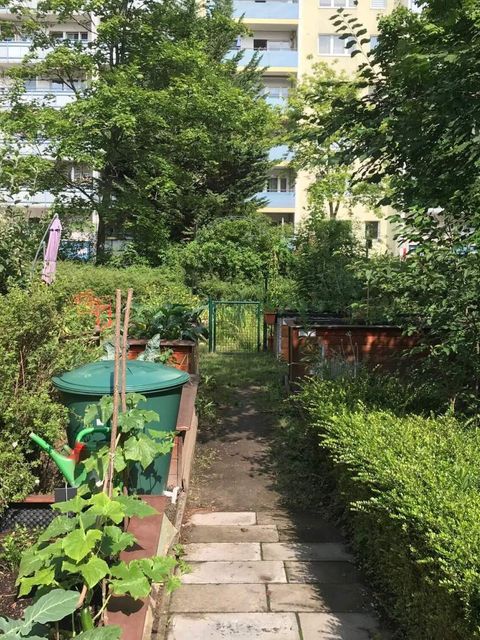 Foto eines Gemeinschaftgartens am Murtzaner Ring 5. Im Hintergrund Wohnungen.