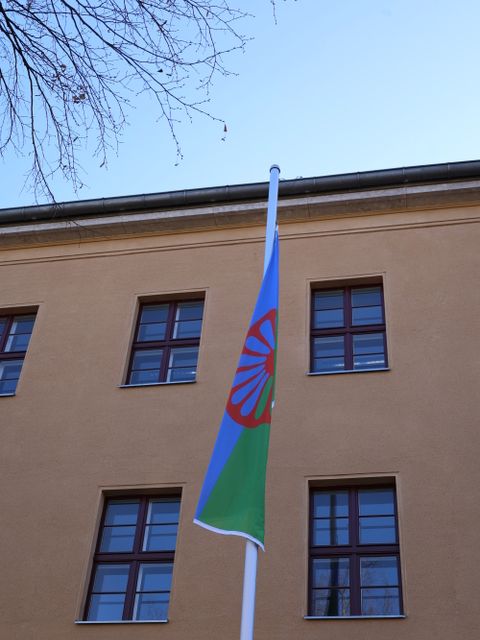 8. April 2026: Roma-Flagge wird vor dem Rathaus Zehlendorf gehisst