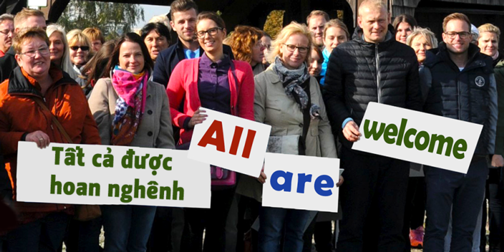 Personen halten Schild mit Schriftzug