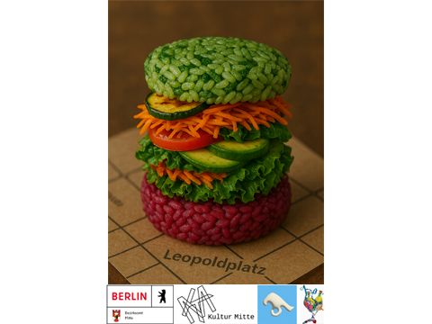 Hamburger aus Reis mit Salat, Tomaten, Gurken und geraspelten Möhren