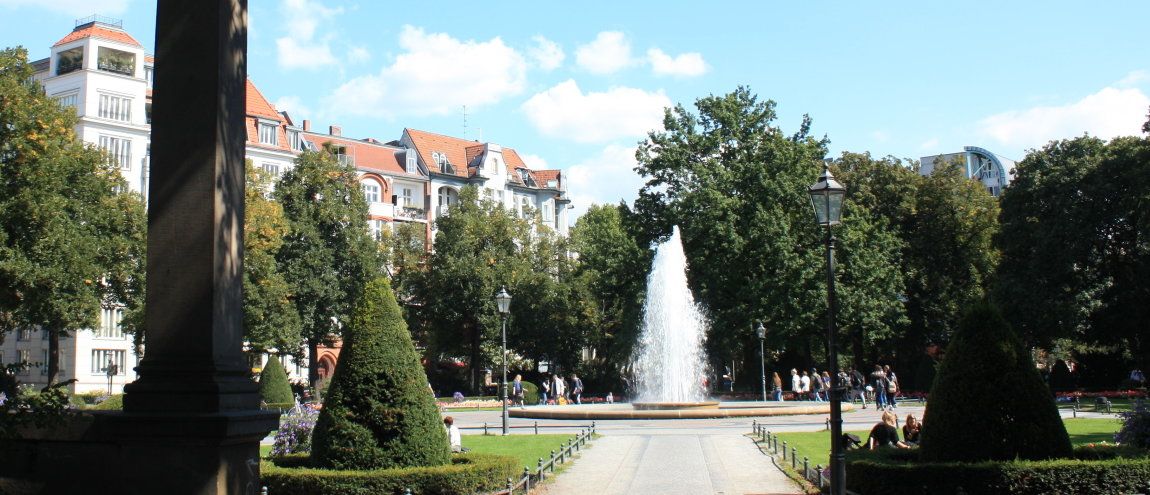eine Parkanlage mit einem Brunnen