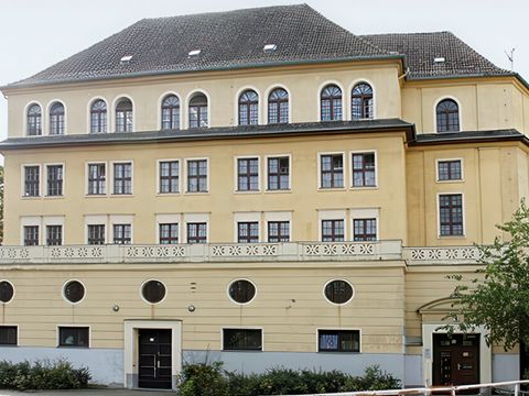 Bild des Archenhold-Gymnasiums von der Straßenseite.