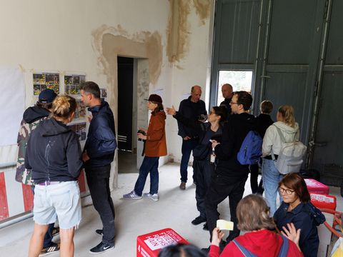 Die Nachbarn im Austausch. In der ehemaligen LKW-Garage trafen sich Anwohnende, um Ideen für den Nachbarschaftsgarten für das Stadtteilzentrum Frieder zu sammeln.