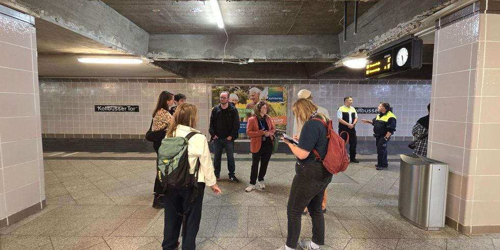 Mehrere Menschen am U-Bahnhof Kottbusser Tor