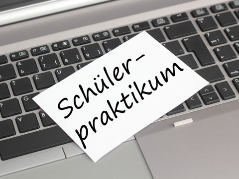 Computer mit Schild Schülerpraktikum