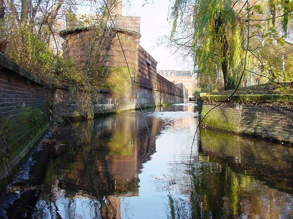 Abb. 2b: Panke, Abschnitt 22 in der Ortslage Wedding (Badstraße), mit „vollständig veränderter“ Gewässerstruktur