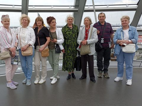 Ein Teil der Schüler*innen beim Bundestagsbesuch in der Kuppel