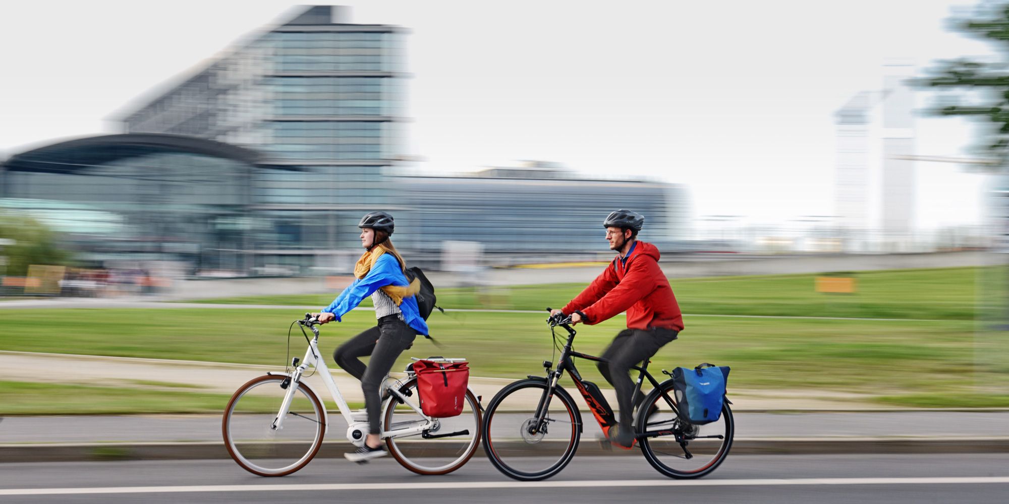 Radfahrer mit EBikes vor dem Hauptbahnhof