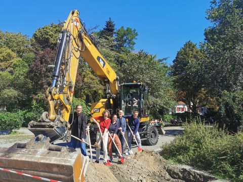 Von links: Nicolai Levin (Levin Monsigny Gesellschaft von Landschaftsarchitekten mbH), Bezirksstadträtin Korinna Stephan (Bündnis 90/Grüne), Bezirksstadträtin Julia Schrod-Thiel (CDU), Bernd Rengers (Levin Monsigny Gesellschaft von Landschaftsarchitekten mbH), Lukas Wietfeld (Fachbereichsleiter Stadtplanung und Denkmalschutz). (Bild: BA Reinickendorf)