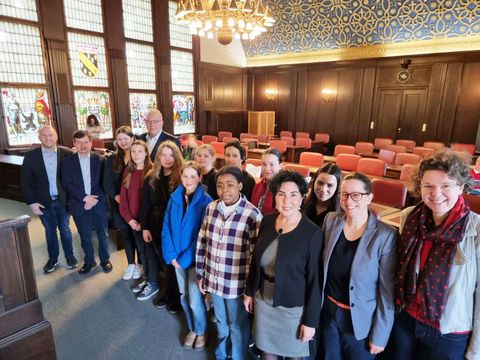 Gespannt auf den Tag im Rathaus: Schülerinnen und Schüler mit dem Bezirksamtskollegium. (Bild: BA Reinickendorf)