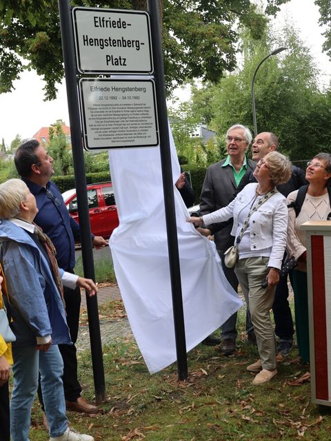 Bezirksstadtrat für Ordnung, Umwelt- und Naturschutz, Straßen und Grünflächen, Urban Aykal bei der Enthüllung mit Dirk Jordan und weiteren Gästen