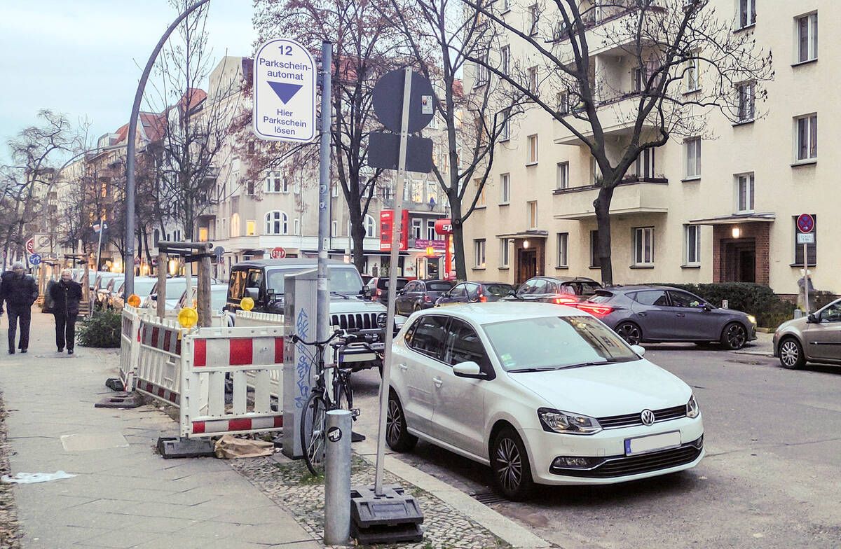 Wohnstraße, parkende Autos, Parkscheinautomat im Bild