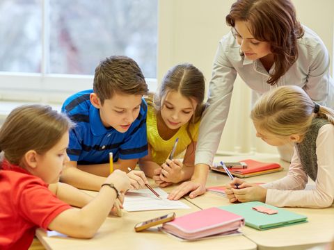 Schüler mit Lehrerin