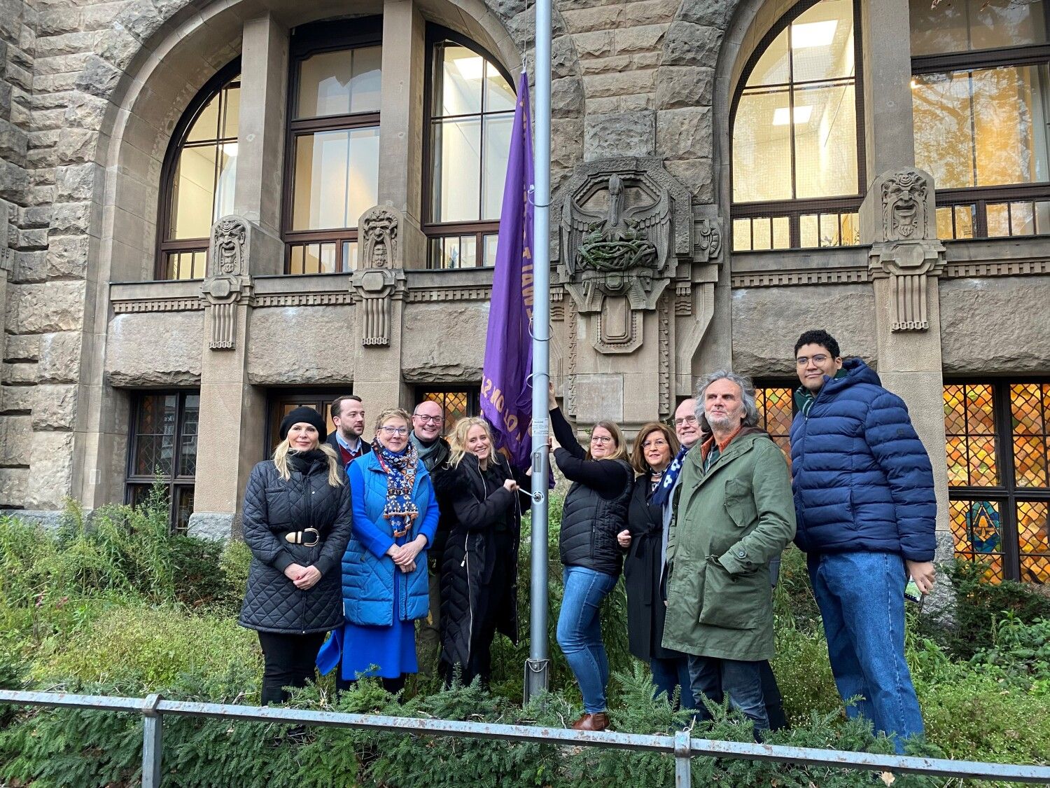 Fahnenhissung Gegen Gewalt an Frauen 2023