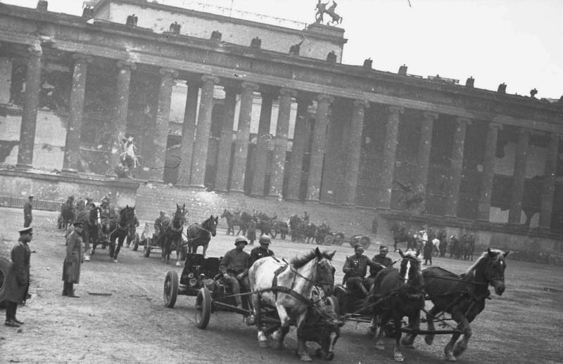 Siegesparade von Einheiten der sowjetischen Armee im Lustgarten am 4. Mai 1945, im Hintergrund das Alte Museum (Bild: Deutsch-Russisches Museum Berlin-Karlshorst, Sammlung Timofej Melnik)