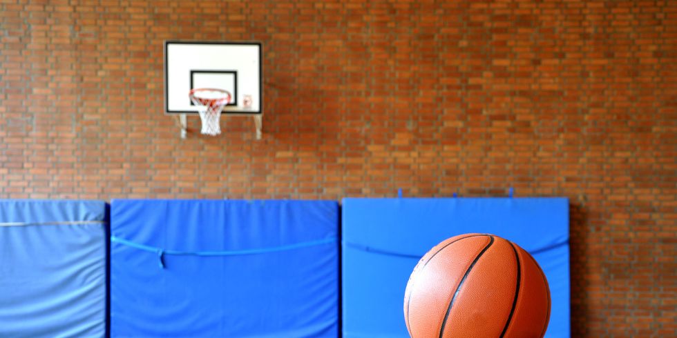 Basketball in einer Turnhalle