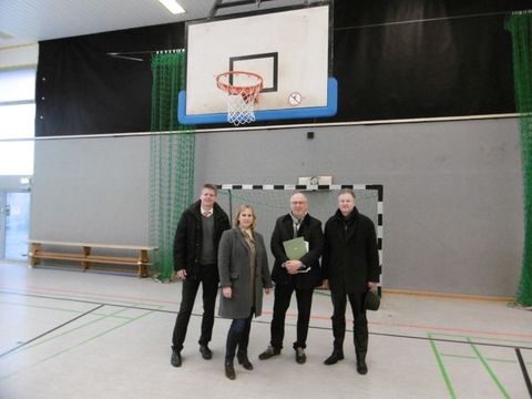 Baustadträtin Katrin Schultze-Berndt (CDU) und Schulstadtrat Tobias Dollase (parteilos für die CDU, 1.v.l.) haben sich heute vor Ort davon überzeugt, dass die Hallen nach ersten Maßnahmen wieder genutzt werden können. (Bild: BA Reinickendorf)