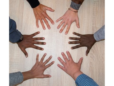 Mosaik-Workshop „Diversität und Vielfalt“ in der Ingeborg-Drewitz-Bibliothek