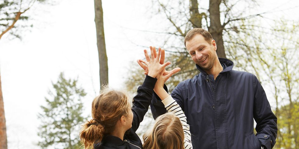 Schüler/-innen klatschen mit Lehrer ab