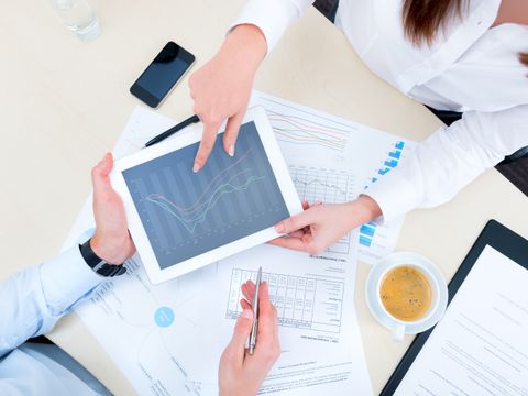 Diskussion über Strategie mit ein Finanzanalyst