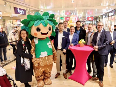 Bezirksstadträtin Sandy Mattes, das Maskottchen "Lindi", Vertreter:innen des Centermanagements, der Wirtschaftsförderung sowie Bezirksbürgermeister Martin Schaefer