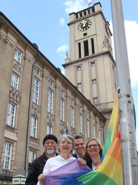 Gerhard Hoffmann (Regenbogenfonds e. V.), Dr. Elisabeth Ziemer (ehemalige Bezirksbürgermeisterin von Schöneberg), Jörn Oltmann (Bezirksstadtrat und stellvertretender Bürgermeister von Tempelhof-Schöneberg) und Angelika Schöttler (Bezirksbürgermeisterin von Tempelhof-Schöneberg) (Bild: Pressestelle Tempelhof-Schöneberg)