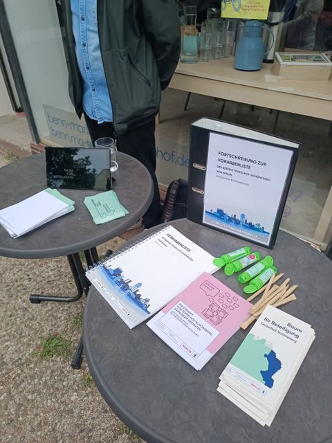 Informationsstand mit Informationsmaterial vom Raum für Beteiligung Tempelhof-Schöneberg
