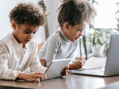 Zwei Kinder arebiten an Laptops