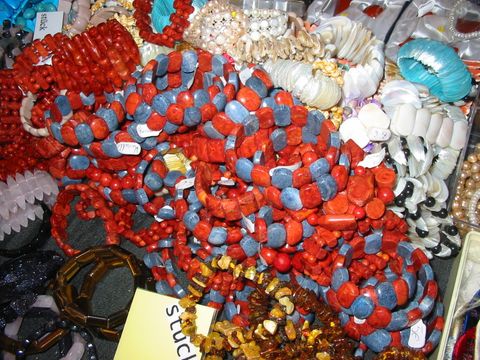 Schmuck aus roter und blauer Koralle